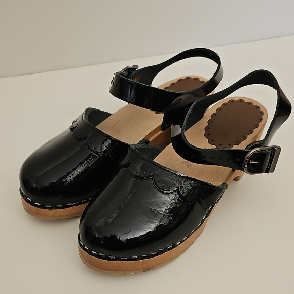 Hanna Andersson Other - Girls Hanna Andersson Black Patent Leather Mary Jane Clogs Shoe. Size 35